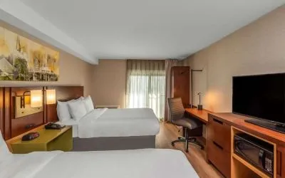 Day use twin room with work desk at Comfort Inn Winnipeg Airport.