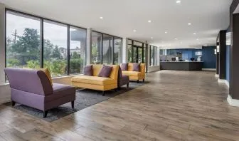 Lobby seating at Amwell Suites Somerset Bridgewater.
