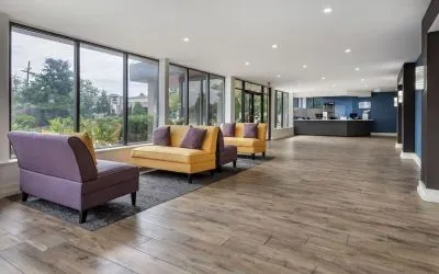 Lobby seating at Amwell Suites Somerset Bridgewater.