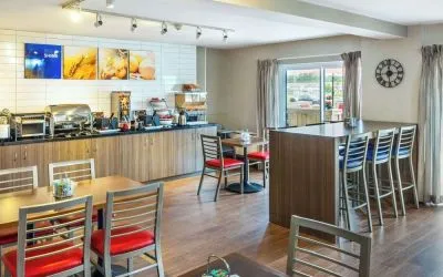 Dining area with comfortable seating at Comfort Inn Charlottetown.