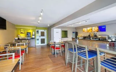 Dining area with comfortable seating perfect for co-working at Comfort Inn Moncton Magnetic Hill.