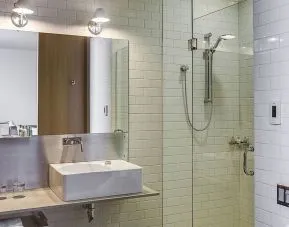 Guest bathroom with shower at Hotel Gault.