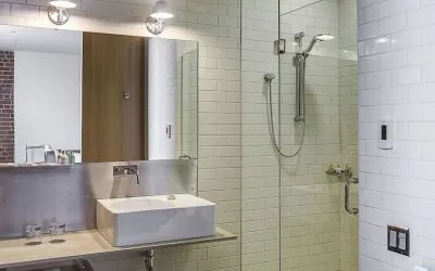 Guest bathroom with shower at Hotel Gault.