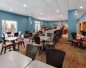 Dining area at La Quinta Inn & Suites San Antonio Medical Center NW.