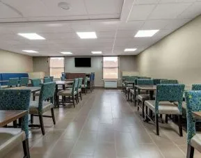 Dining area at Comfort Inn & Suites Glen Mills – Concordville.