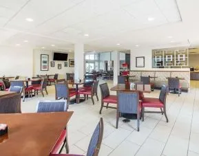 Dining area perfect for coworking at Hawthorn Suites By Wyndham El Paso Airport.
