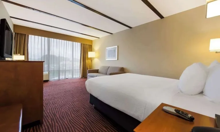Day use room with natural light at Best Western Executive Hotel Of New Haven-West Haven.
