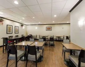 Dining area perfect for coworking at Best Western Executive Hotel Of New Haven-West Haven.