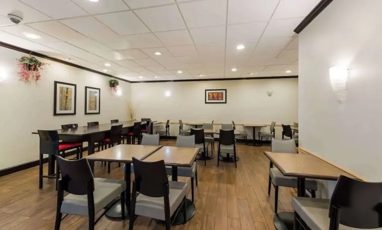 Dining area perfect for coworking at Best Western Executive Hotel Of New Haven-West Haven.