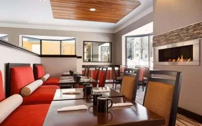Dining area perfect for coworking at Radisson Akron/Fairlawn.