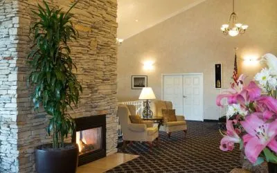 Lounge area at The Marina Inn On San Francisco Bay.