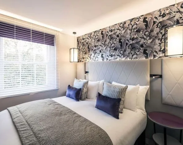 King bed at Mercure Hotel London Hyde Park.