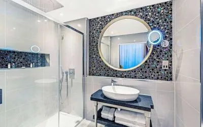 Guest bathroom with shower and free toiletries at Mercure Hotel London Hyde Park.