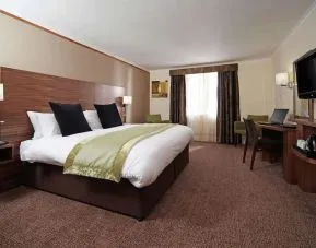 Day use room with TV screen, work desk and private bathroom at Mercure London Bloomsbury.