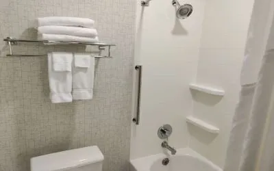 Guest bathroom with shower and tub at Holiday Inn Express Newberg - Wine Country.