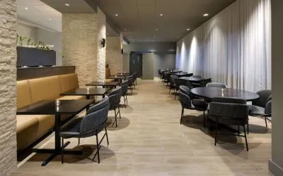 Dining area perfect for coworking at Hyatt Regency Milwaukee.