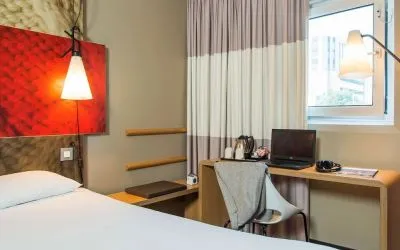 Day use room's work desk at ibis Leicester City.