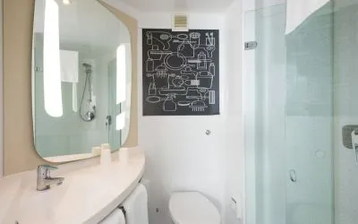 Guest bathroom with shower and free toiletries at ibis Leicester City.
