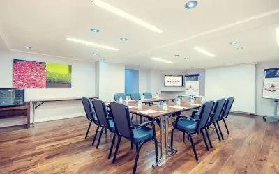 Professional meeting facility at Mercure London Paddington Hotel.