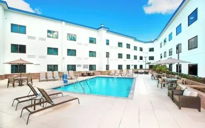 Refreshing outdoor pool at Courtyard By Marriott Redwood City.