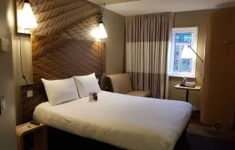 Day use room with sofa at ibis Sheffield City.