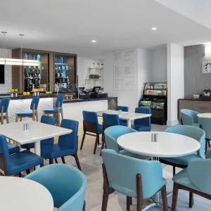 Dining area perfect for coworking at Courtyard Delray Beach.
