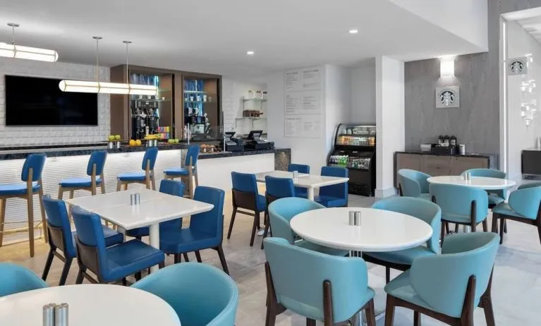 Dining area perfect for coworking at Courtyard Delray Beach.
