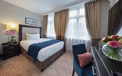 Day use room with work desk at The Wellington by Blue Orchid Hotel (FKA The Rochester).