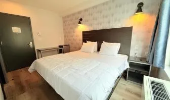 Romantic king room with AC at BKWAY HOTEL.