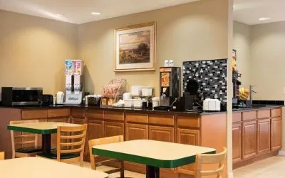 Dining area at Coratel Inn & Suites By Jasper New Richmond.