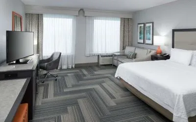Spacious day use room with work desk and sofa at Hampton Inn & Suites Atlanta Perimeter Dunwoody.