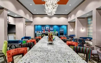 Dining area perfect for coworking at Hampton Inn & Suites Atlanta Perimeter Dunwoody.