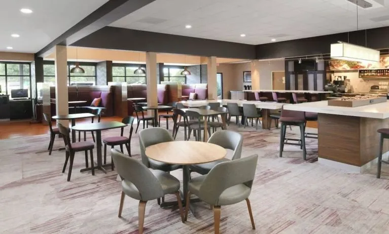 Dining area perfect for coworking at Courtyard By Marriott Dallas DFW Airport North/Irving.