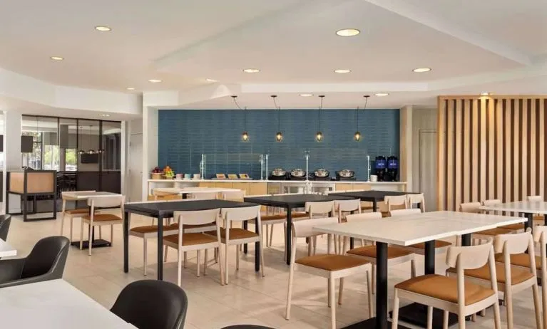 Dining area perfect for coworking at Radisson Hotel Sunnyvale Silicon Valley.