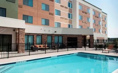 Refreshing outdoor pool at Courtyard By Marriott Houston NASA/Clear Lake.
