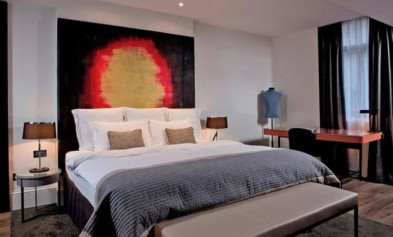 Day use room with work desk at Threadneedles, Marriott Autograph Collection Hotel.