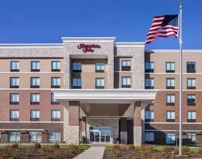Hotel exterio at Hampton Inn Chicago Orland Park.