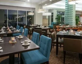 Dining area perfect for coworking at Hilton Garden Inn Macon / Mercer University.

