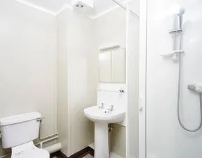 Private guest bathroom at Nightel.