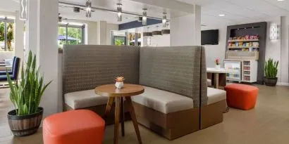 Lobby and coworking lounge at Hampton Inn By Hilton Fort Lauderdale-Cypress Creek.