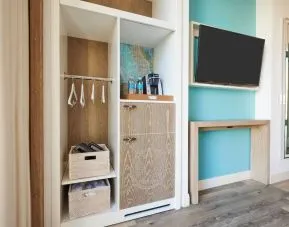 King room with TV at Margaritaville Resort Times Square.