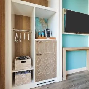 King room with TV at Margaritaville Resort Times Square.