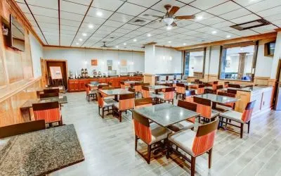 Dining area perfect for coworking at Comfort Inn & Suites Triadelphia.
