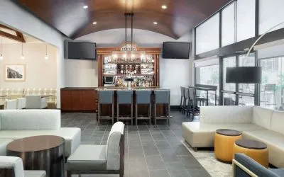 Bar and lounge area perfect for coworking at Hampton Inn Philadelphia Center City - Convention Center.