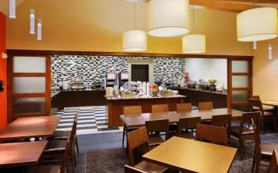 Dining area perfect for coworking at Hampton Inn Philadelphia Center City - Convention Center.