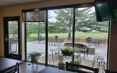 Outdoor seats available in the courtyard of the Comfort Inn & Suites Mankato.