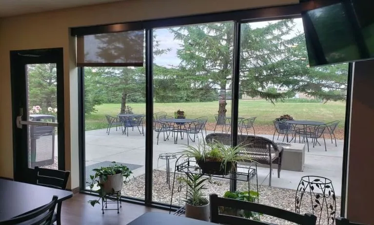 Outdoor seats available in the courtyard of the Comfort Inn & Suites Mankato.
