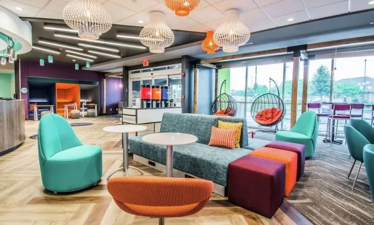 Lobby and coworking lounge at Tru By Hilton Bowling Green.