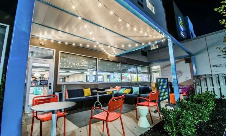 Outdoor seats at Tru By Hilton Bowling Green.