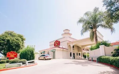 Hotel entrance at Palace Inn Beltway 8 & Bissonnet.